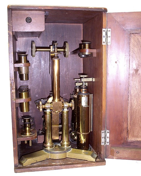 Note how the two tubes are stored in the case.
