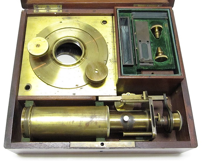 Perfectionné par Charles Chevalier Ingénieur Opticien Breveté, Palais Royal 163 à Paris. Solar microscope, c. 1840 (microscope solaire). Stored in the case