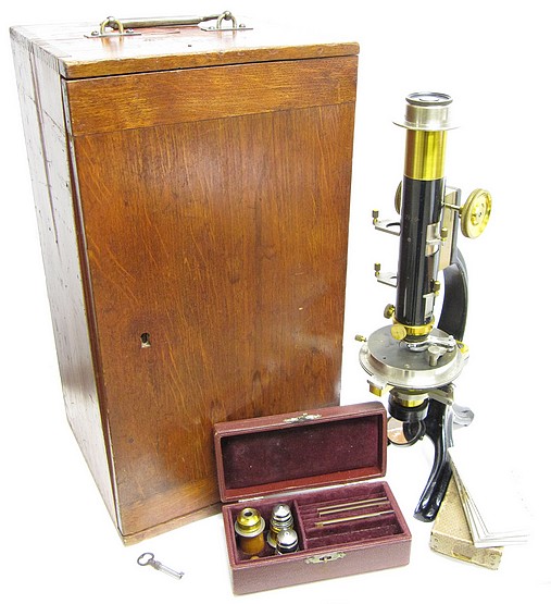R. Fuess Steglitz-Berlin, # 1414. Smaller petrological microscope model Va c.1908. Case and accessories